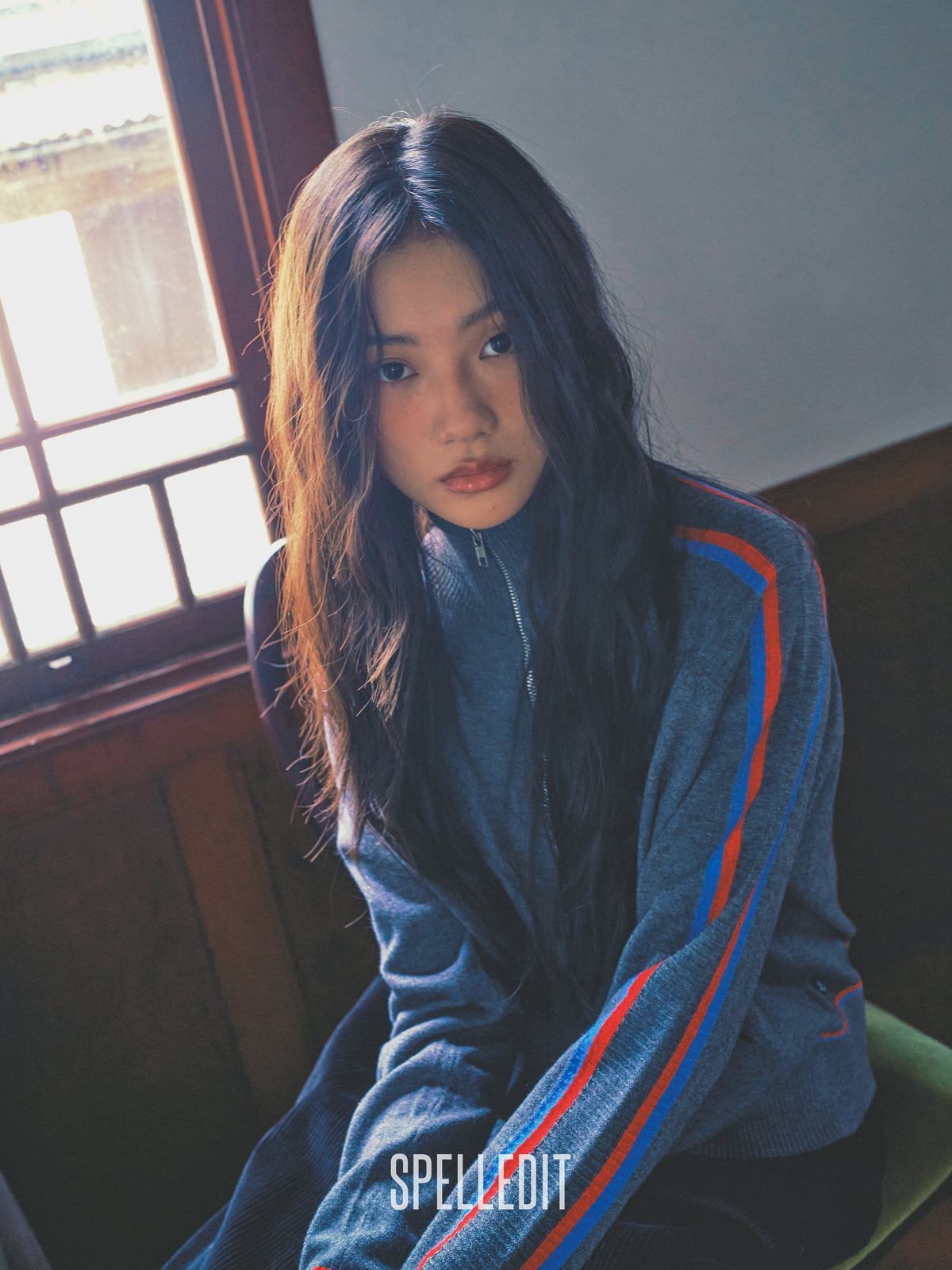 Sleeve contrasted high-ncek zip up sweater
