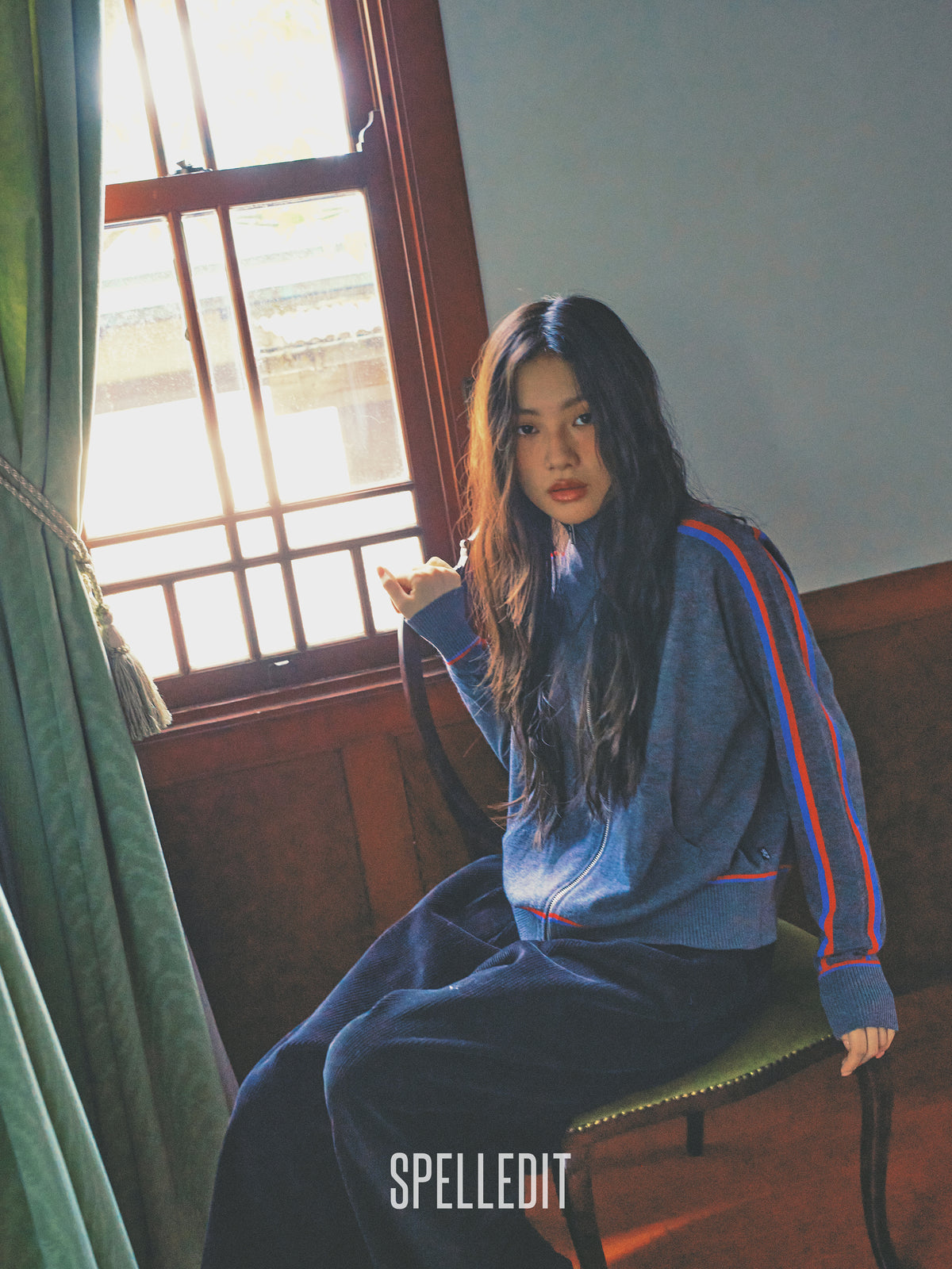 Sleeve contrasted high-ncek zip up sweater