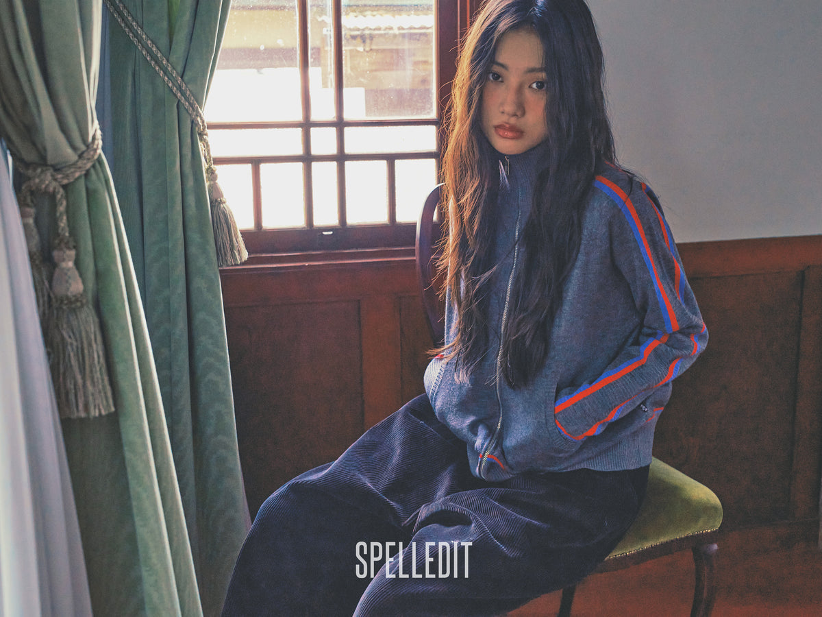 Sleeve contrasted high-ncek zip up sweater